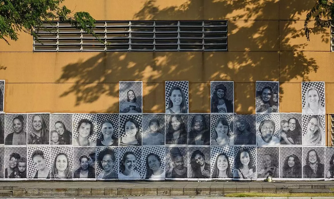 Cidade do Samba é coberta por retratos de mães de todo o país